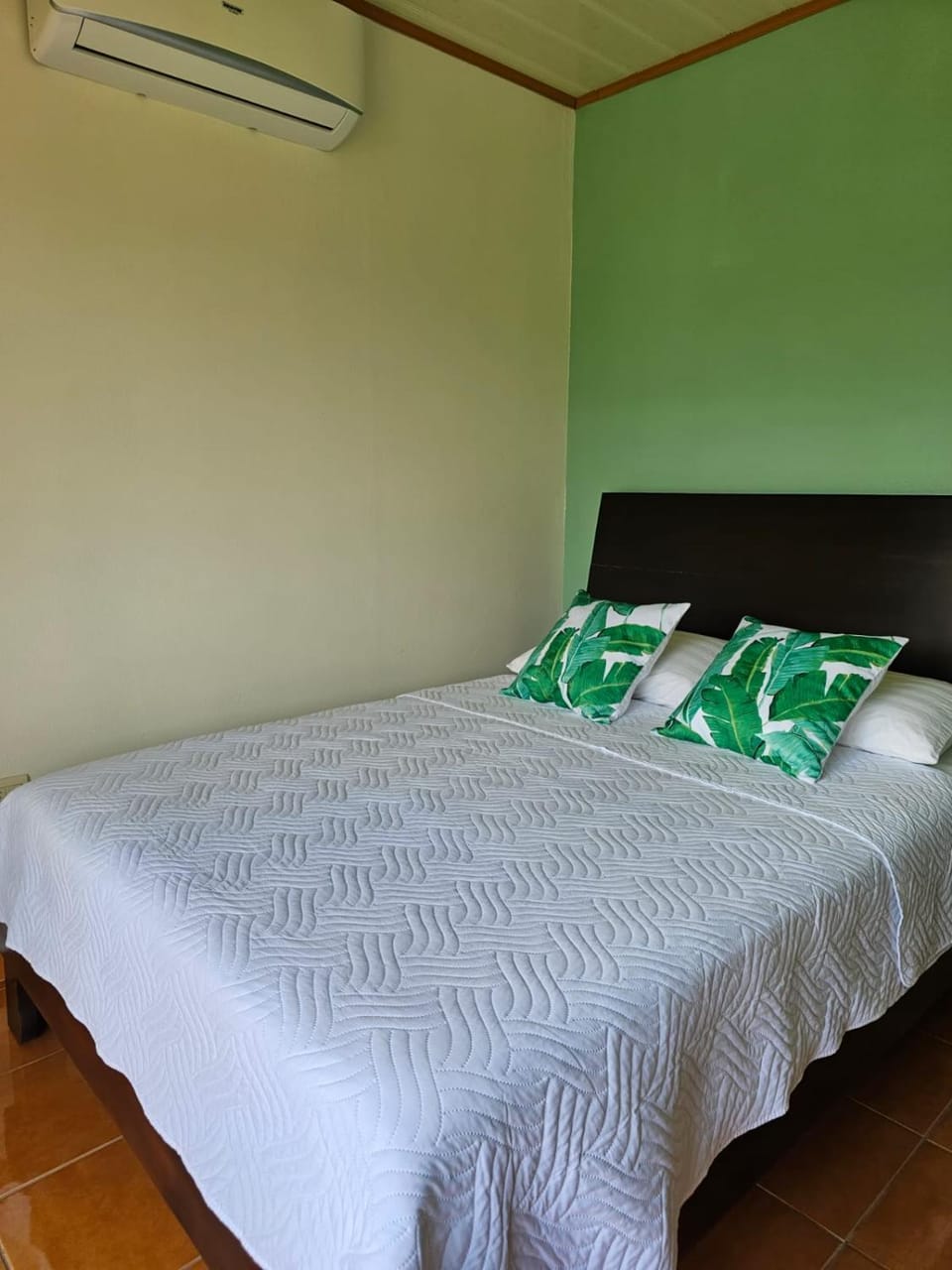 Bed, Photo of the whole room, air conditioner