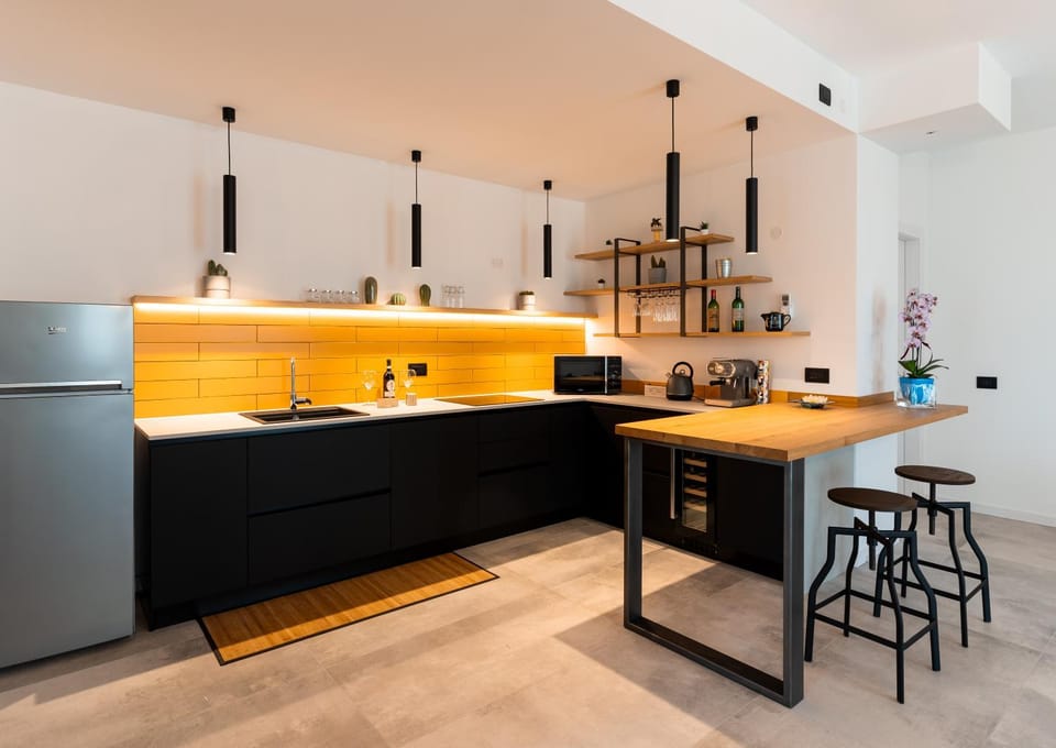 Kitchen or kitchenette, Dining area, dishwasher, minibar, stove