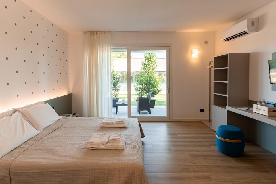 Bed, TV and multimedia, Photo of the whole room, Bedroom, towels, air conditioner