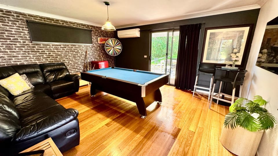 Billiard, Game Room