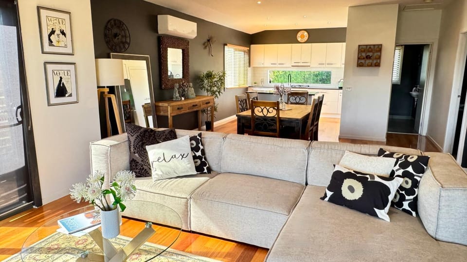 Living room, Seating area, Dining area, kitchen, kitchen