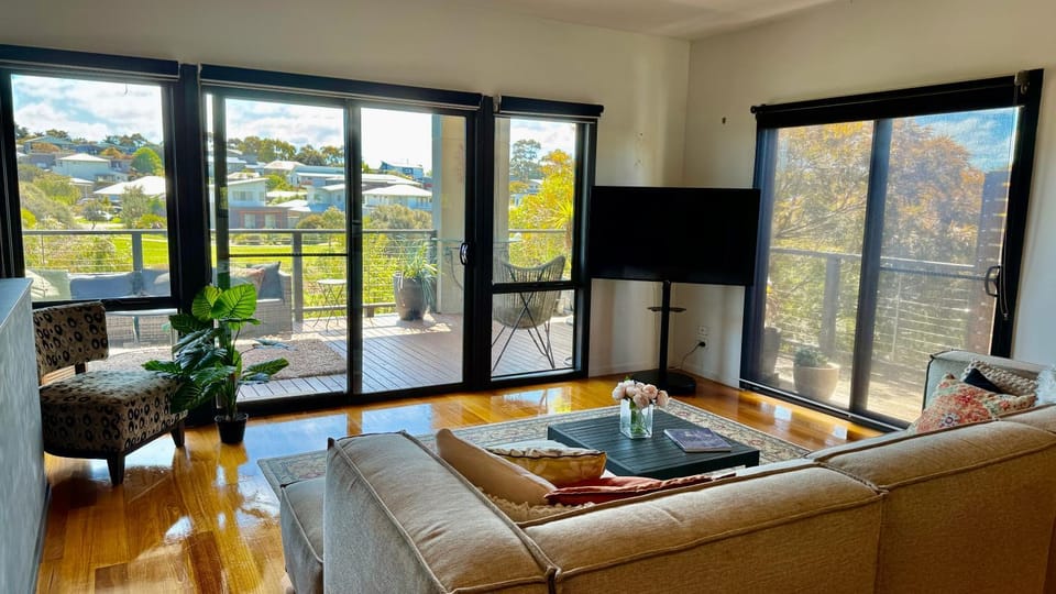 View (from property/room), Balcony/Terrace, Living room, Seating area, Dining area