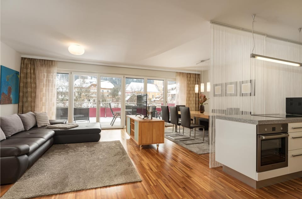 TV and multimedia, Kitchen or kitchenette, Living room, Dining area, stove