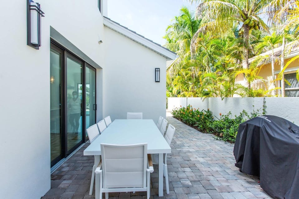 Patio, Day, View (from property/room), Balcony/Terrace, Dining area, Garden view