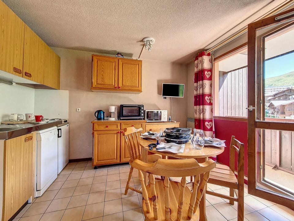 Studio ski-in/ski-out avec balcon, animaux acceptés - FR-1-344-1181 Apartment in Les Allues