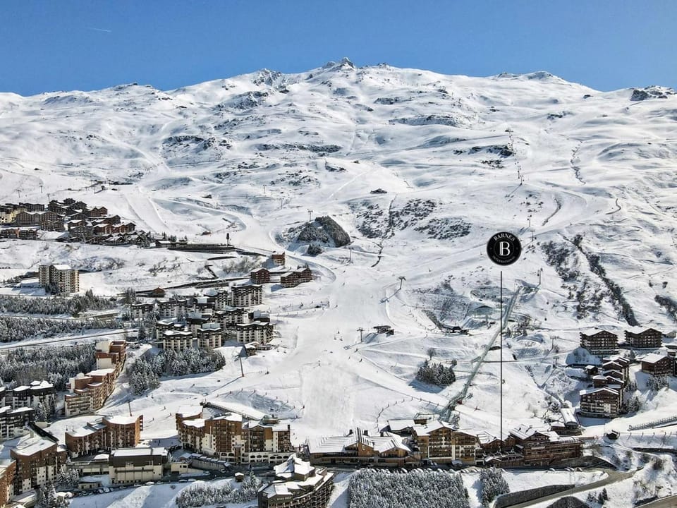 Chalet familial rénové avec jacuzzi, accès piste, ski room - FR-1-613B-42 Apartment in Les Allues