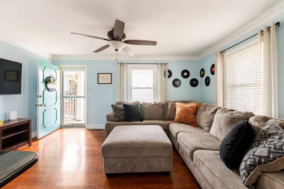 Cozy Nashville Retreat 10 Min to Broadway House in Nashville