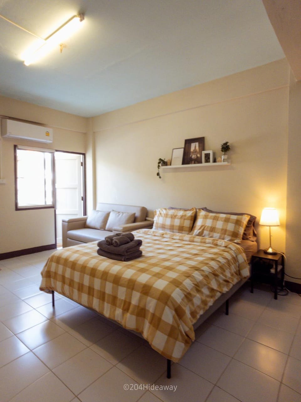 Bed, Seating area, Bedroom