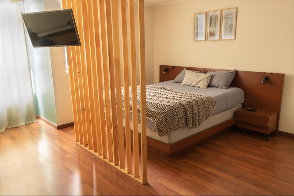 Bed, TV and multimedia, Photo of the whole room, Bedroom