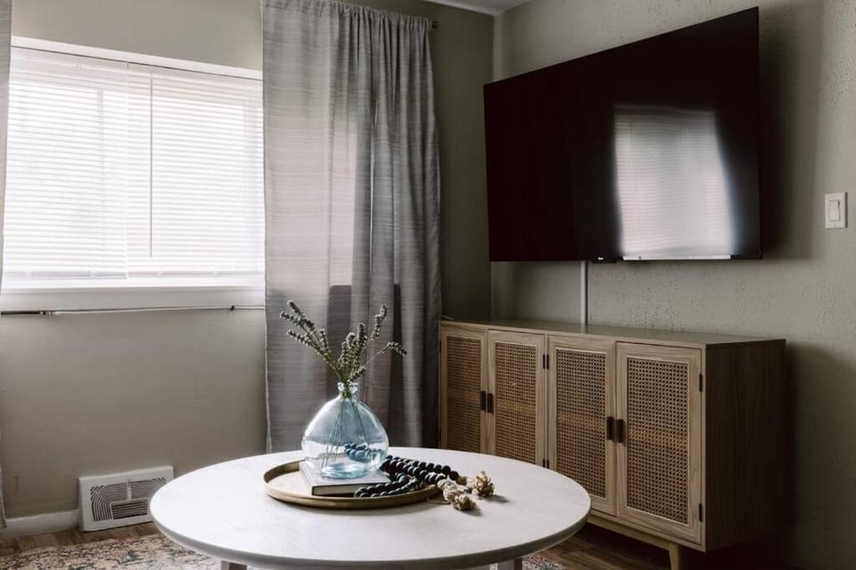 NEWLY Listed! Westlake Stylish Apartment in Westlake