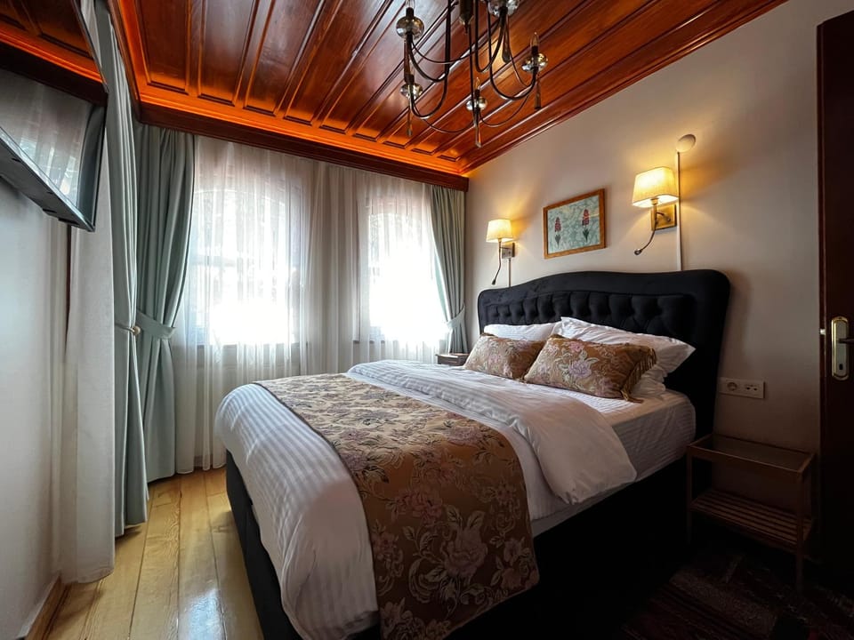 Bed, TV and multimedia, Bedroom