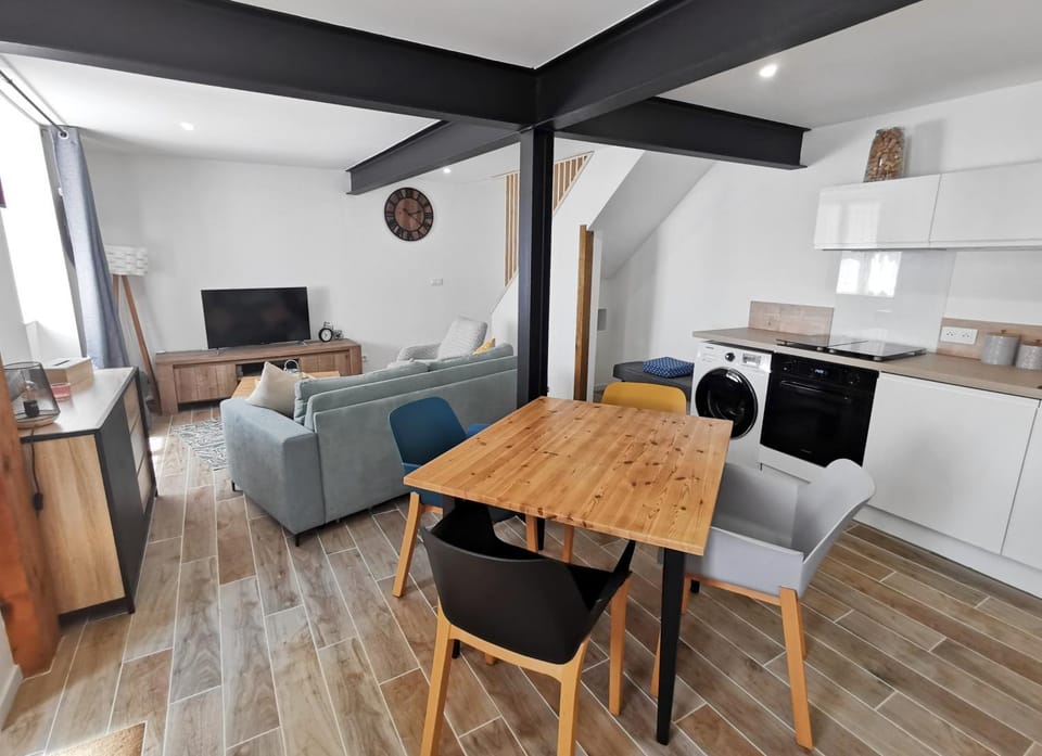 Communal lounge/ TV room, Kitchen or kitchenette, Living room, Dining area, minibar, pet friendly, stove