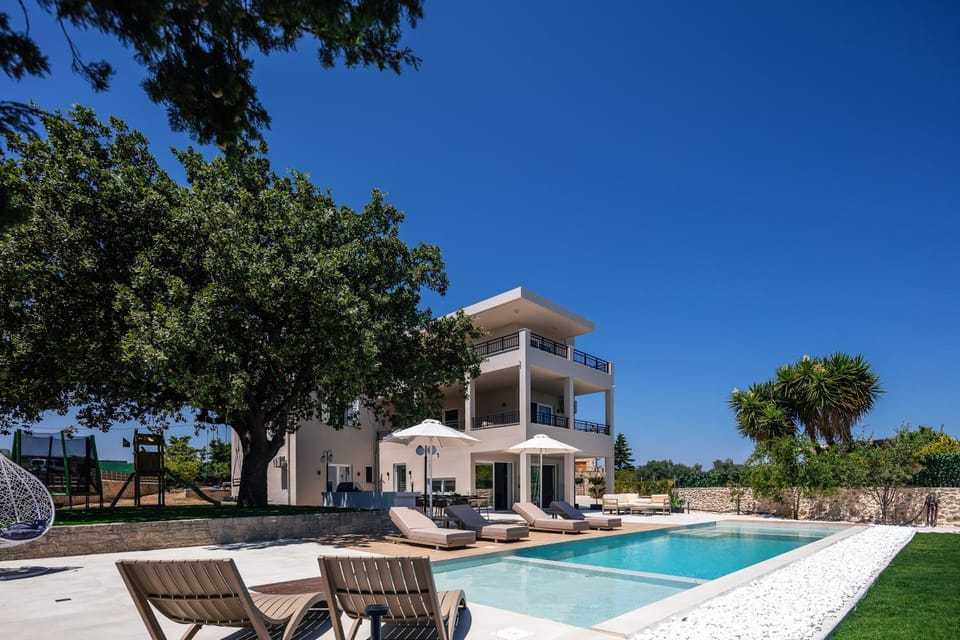Property building, Patio, Pool view, Swimming pool, Swimming pool, sunbed