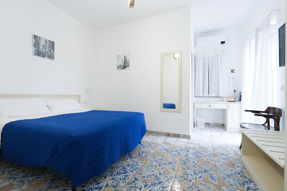 Bed, TV and multimedia, Coffee/tea facilities, Balcony/Terrace, Italian breakfast, air conditioner