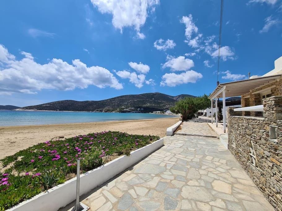 Beautiful seaside house on the beach Apartment in Milos