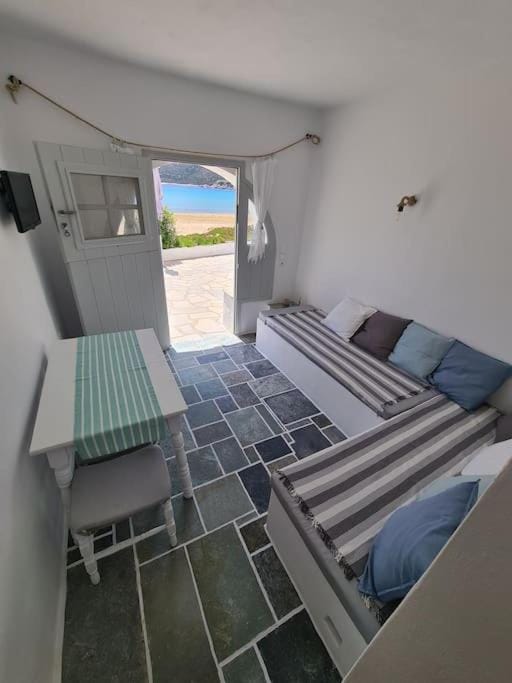 Beautiful seaside house on the beach Apartment in Milos