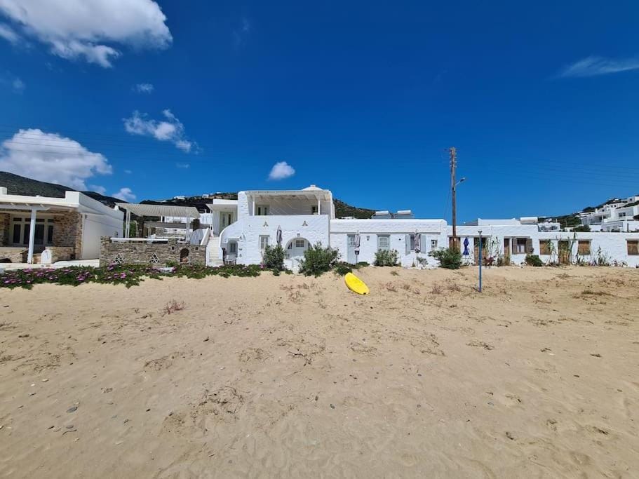 Beautiful seaside house on the beach Apartment in Milos