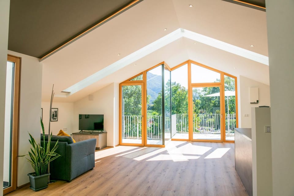 TV and multimedia, Photo of the whole room, Garden view