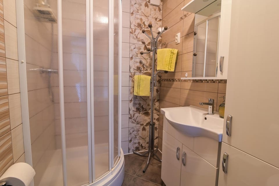Shower, Bathroom, towels