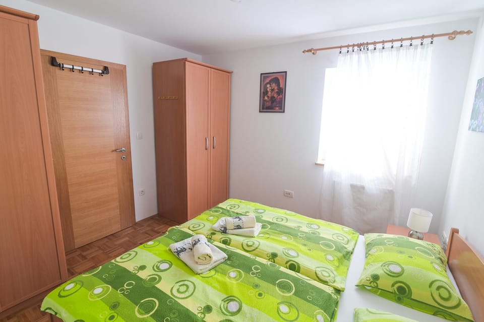 Bed, Photo of the whole room, towels, wardrobe