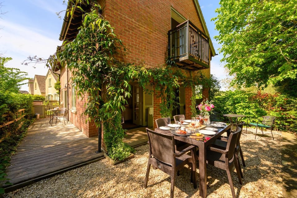 Property building, Patio, Spring, Day, Winter, Summer, BBQ facilities, Garden, View (from property/room), Balcony/Terrace, Other, Seating area, Dining area, Animals, Autumn, Pets, Garden view, Street view, Area and facilities, Dinner, Drinks, Seasons, Family, furniture, pet friendly