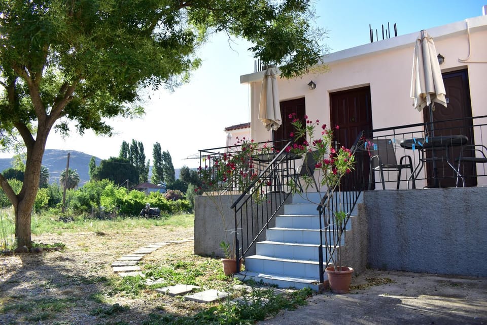 Property building, Garden, Balcony/Terrace, Balcony/Terrace