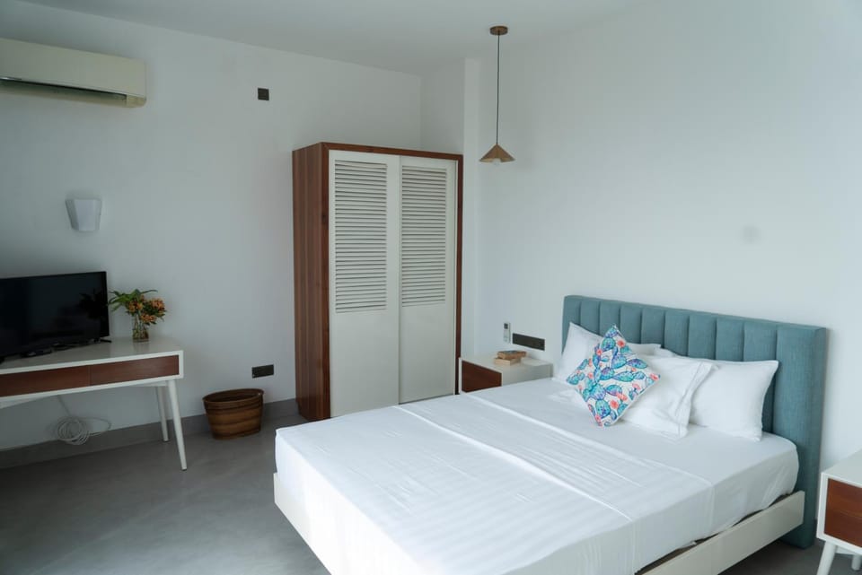 Bed, TV and multimedia, Bedroom, wardrobe, air conditioner