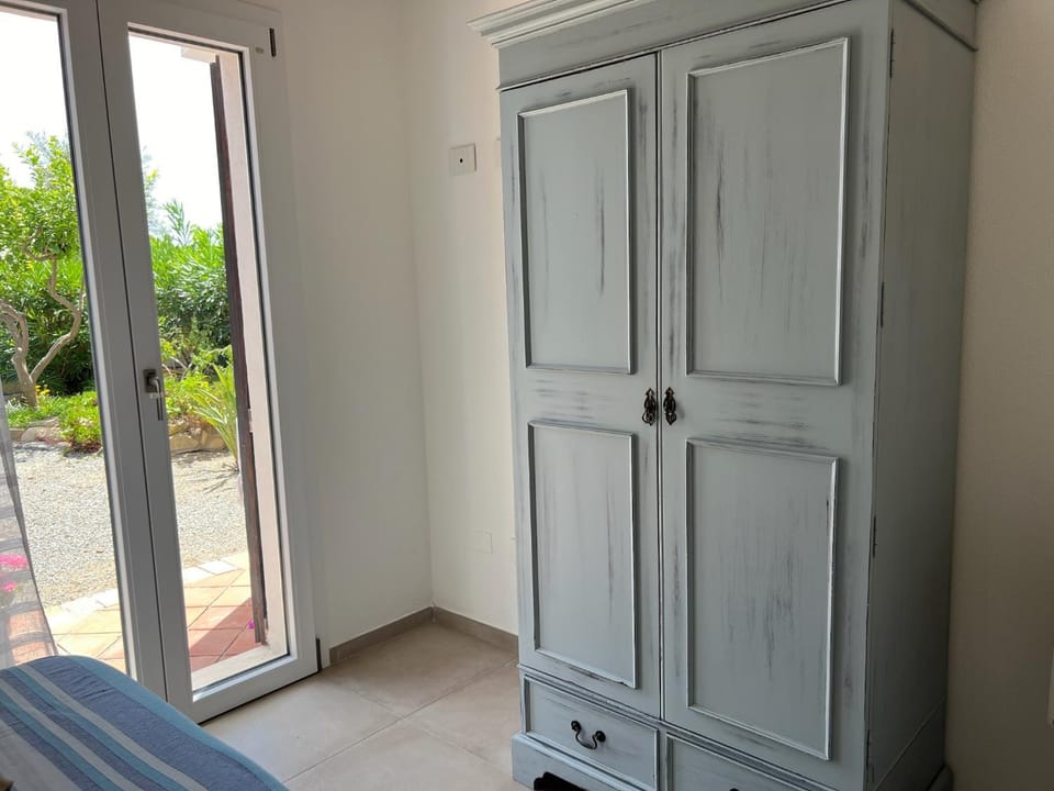 Garden, wardrobe