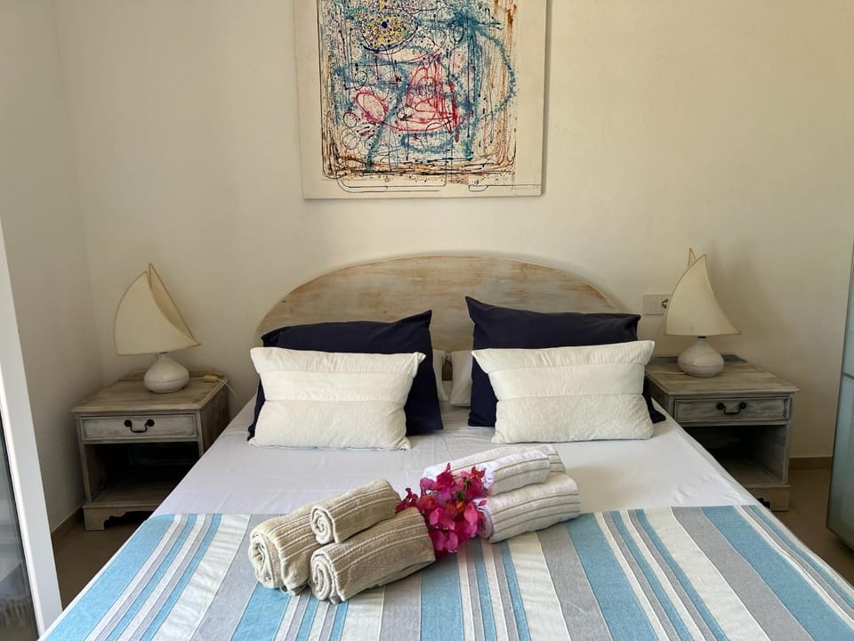 Bed, Photo of the whole room, Bedroom, towels, air conditioner