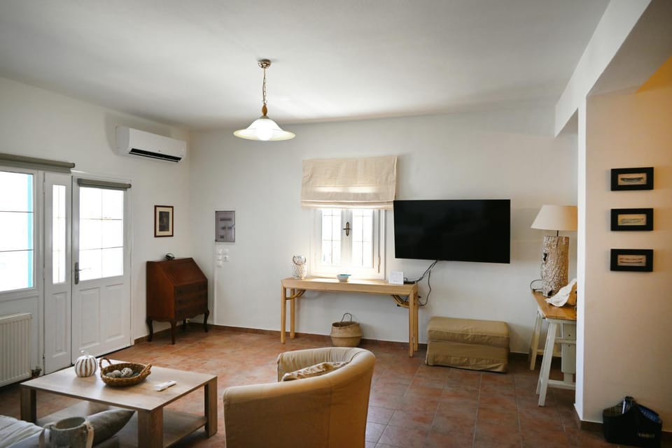 Communal lounge/ TV room, TV and multimedia, Seating area
