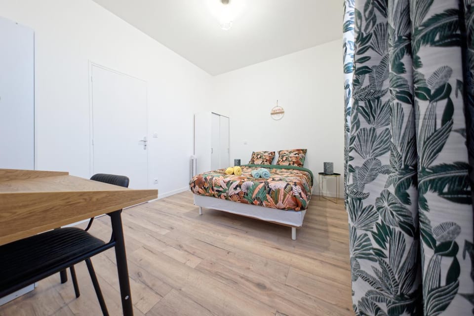 Bed, Photo of the whole room, Seating area, Bedroom, wardrobe