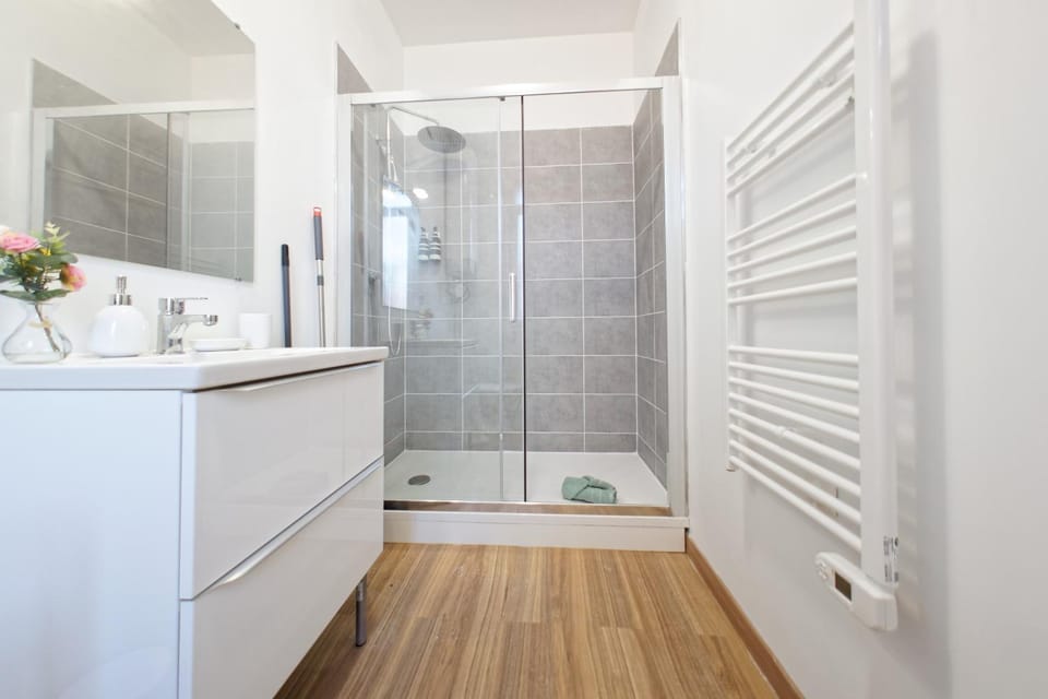 Shower, Bathroom, towels