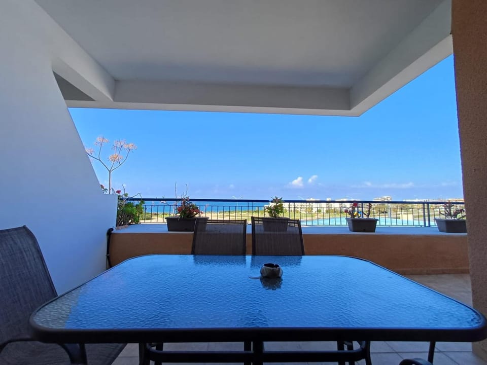 Kings Palace - spacious 2-bed with sea views and large patio Apartment in Paphos