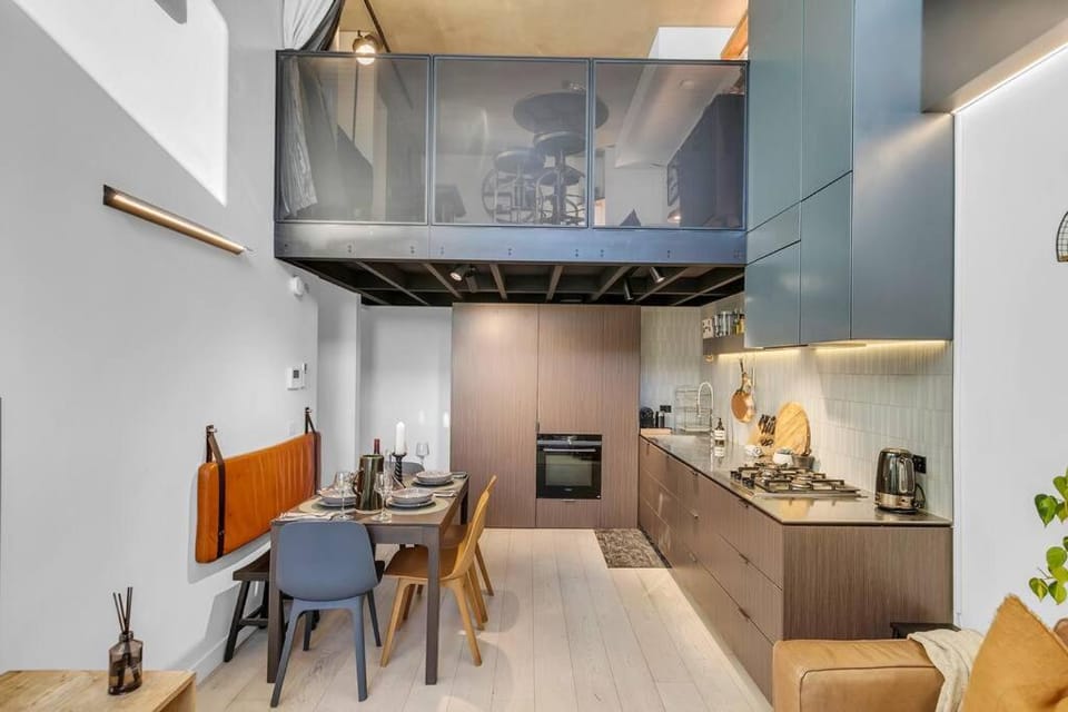 Sol Docklands - Unique 3 Bedroom Loft, Infinity Pool, Gym, Free Parking and Free Trams Apartment in Melbourne
