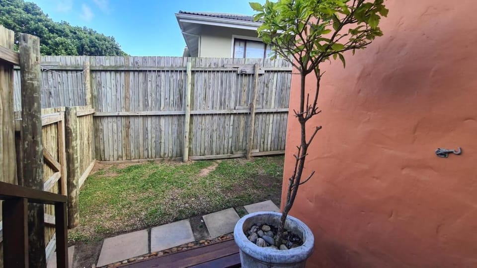 Firefly Cottage: Cosi nest tucked away in garden Apartment in Eastern Cape