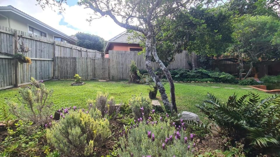 Firefly Cottage: Cosi nest tucked away in garden Apartment in Eastern Cape