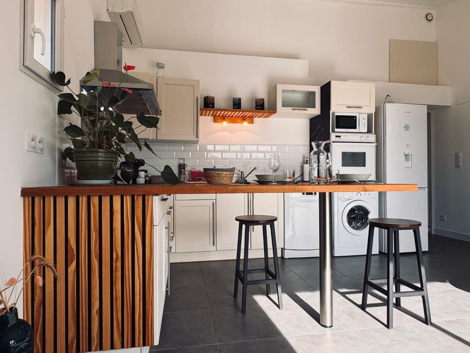 Kitchen or kitchenette, Dining area, oven, stove