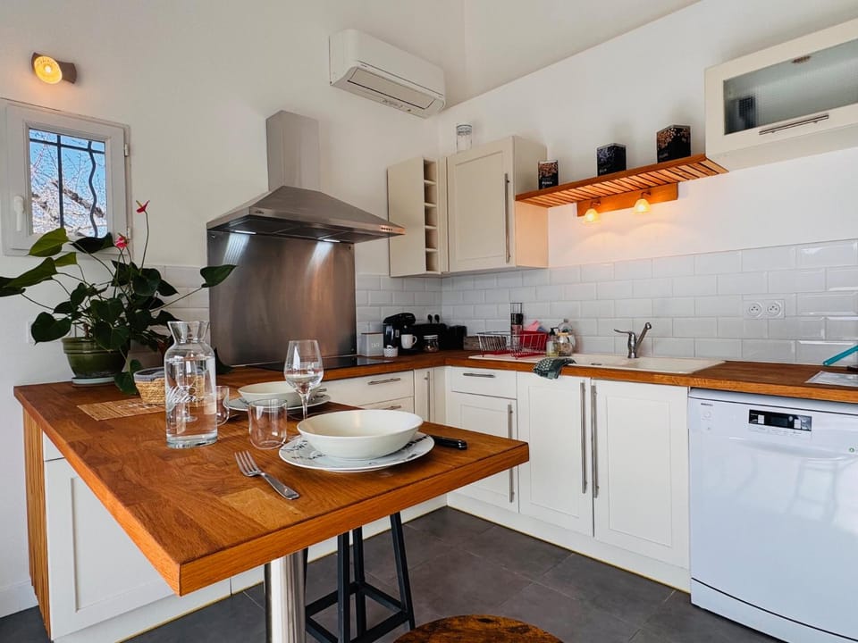 Kitchen or kitchenette, Dining area, dishwasher, stove