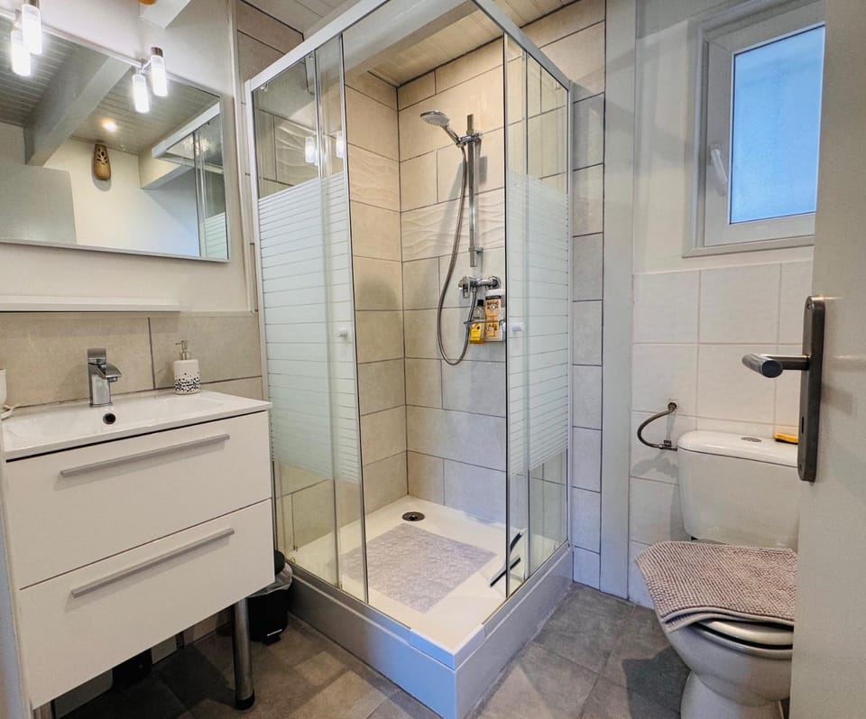 Shower, Toilet, Bathroom