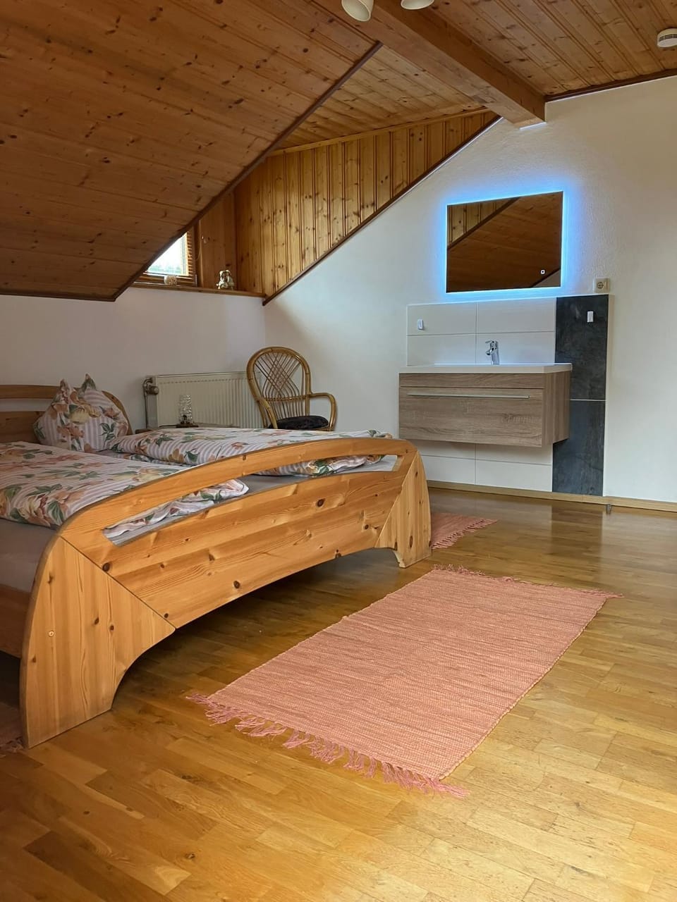 Photo of the whole room, Bedroom