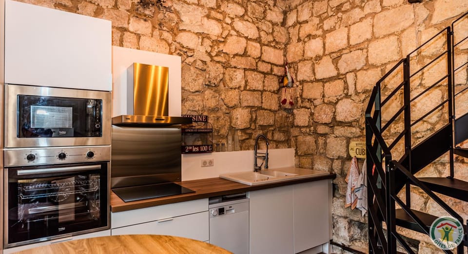 Kitchen or kitchenette, dishwasher, oven, pet friendly, stove