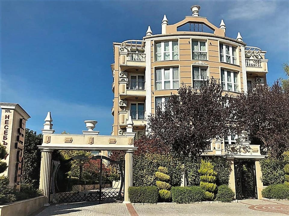 Property building, Nearby landmark, Facade/entrance, Neighbourhood