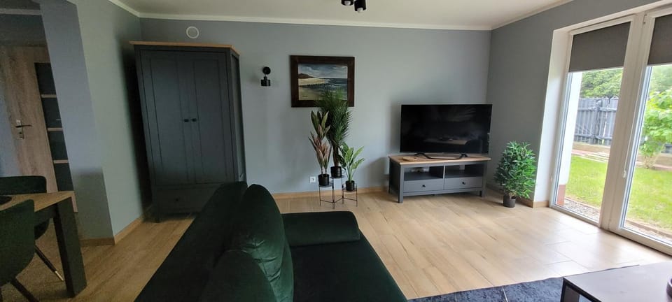 TV and multimedia, Living room, Seating area, Evening entertainment