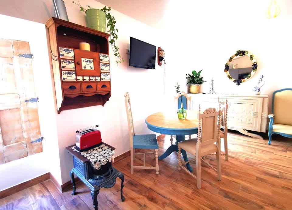 Kitchen or kitchenette, Dining area, kitchen