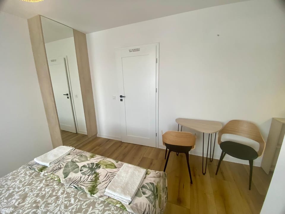 Photo of the whole room, Seating area