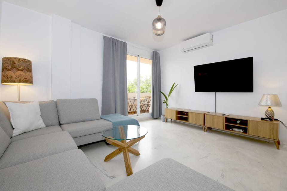 TV and multimedia, Living room, Seating area, air conditioner