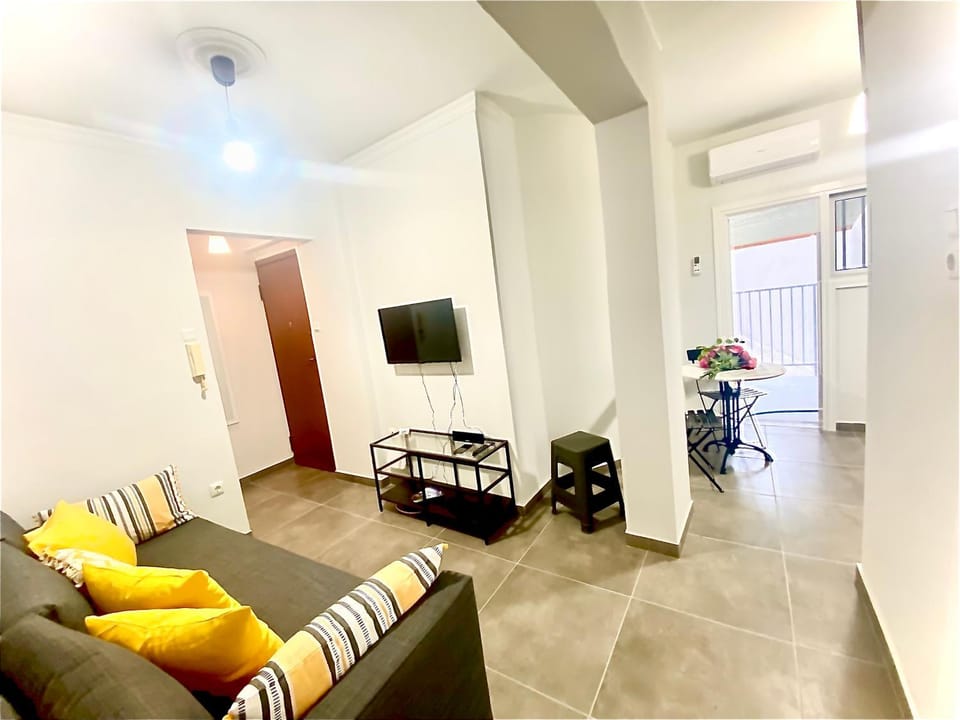 Communal lounge/ TV room, TV and multimedia, Living room, Seating area, Evening entertainment, air conditioner