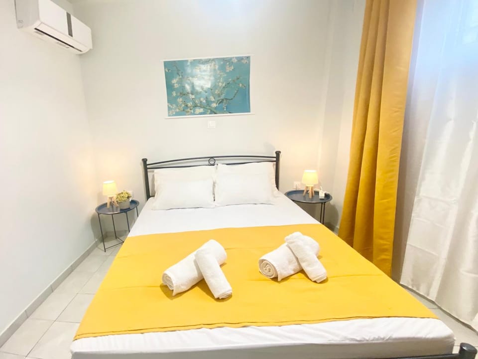 Bed, Photo of the whole room, Bedroom, towels, air conditioner