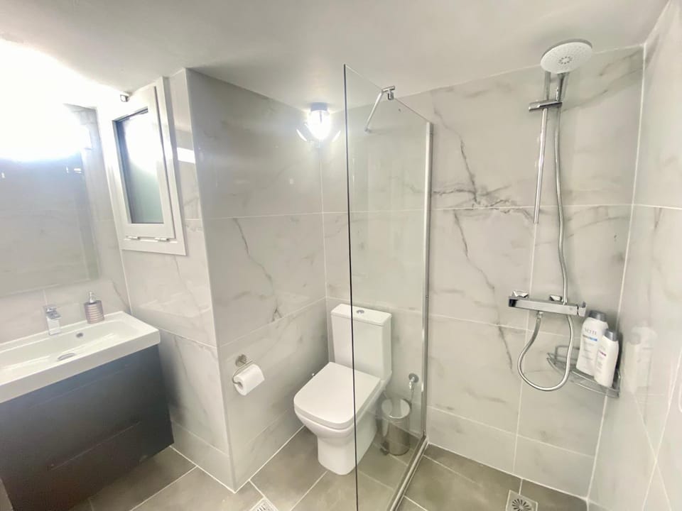 Shower, Toilet, Bathroom, towels