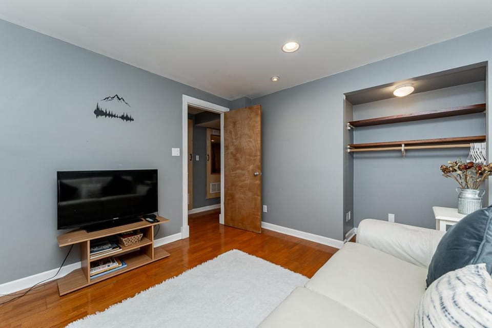 Communal lounge/ TV room, Bed, Evening entertainment, Bedroom